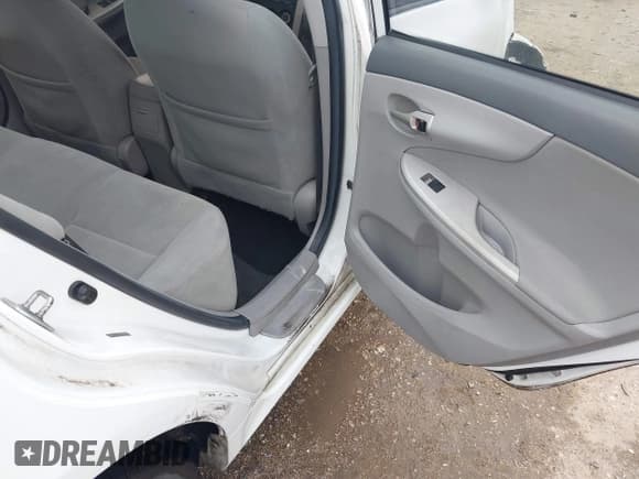 ✅ 2010 Toyota Corolla • VIN: 2T1BU4EE2AC362928 • Lot: 42200498. Wystawiony na IAAI z przebiegiem 236 324 mil. Bezpłatny archiwum sprzedaży aukcyjnych z USA i szczegółowy raport historii pojazdu na DreamBid. Zdjęcie 8.