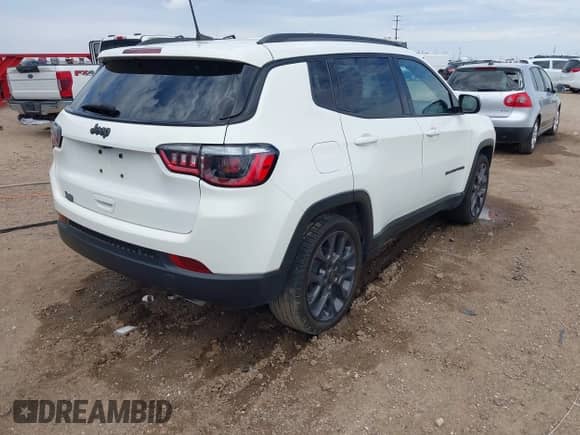 2021 Jeep Compass 80th Anniversary z VIN 3C4NJCEB6MT571564, wystawiony jako IAAI lot #42591643 z przebiegiem 56 999 mil mil oraz . Historia ofert i sprzedaży dostępna na DreamBid. Obrazek 4.