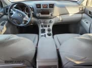 ✅ 2011 Toyota Highlander • VIN: 5TDZK3EH0BS048910 • Lot: 86626665. Wystawiony na Copart z przebiegiem 196 668 mil. Bezpłatny archiwum sprzedaży aukcyjnych z USA i szczegółowy raport historii pojazdu na DreamBid. Zdjęcie 8.