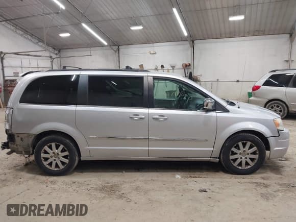 ✅ 2011 Chrysler Town & Country Touring • VIN: 2A4RR8DG0BR784363 • Lot: 43677916. Wystawiony na IAAI z przebiegiem 227 780 mil. Bezpłatny archiwum sprzedaży aukcyjnych z USA i szczegółowy raport historii pojazdu na DreamBid. Zdjęcie 14.