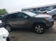 ✅ 2013 Kia Sorento EX • VIN: 5XYKUDA23DG394811 • Lot: 42491553. Wystawiony na IAAI z przebiegiem 181 279 mil. Bezpłatny archiwum sprzedaży aukcyjnych z USA i szczegółowy raport historii pojazdu na DreamBid. Zdjęcie 13.