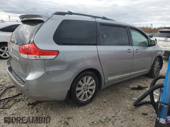 ✅ 2011 Toyota Sienna XLE • VIN: 5TDDK3DC2BS021790 • Лот: 89738505. Опубликован ранее на Copart с пробегом 271 209 миль. Бесплатный доступ к архиву аукционных продаж из США и подробный отчёт об истории автомобиля на DreamBid. Изображение 3.