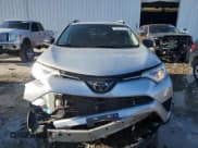✅ 2017 Toyota RAV4 LE • VIN: 2T3BFREVXHW627411 • Lot: 86641015. Wystawiony na Copart z przebiegiem 64 010 mil. Bezpłatny archiwum sprzedaży aukcyjnych z USA i szczegółowy raport historii pojazdu na DreamBid. Zdjęcie 5.