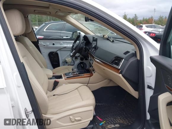 ✅ 2024 Audi Q5 Premium • VIN: WA1ABAFY0R2050717 • Lot: 43569370. Wystawiony na IAAI z przebiegiem 28 722 mil. Bezpłatny archiwum sprzedaży aukcyjnych z USA i szczegółowy raport historii pojazdu na DreamBid. Zdjęcie 5.