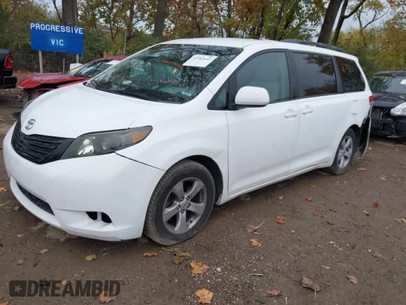 ✅ 2011 Toyota Sienna LE • VIN: 5TDKK3DC5BS030636 • Lot: 43583642. Listed on IAAI with 298,947 mi. Free auction sales archive from the USA and detailed vehicle history report at DreamBid. Image 17.