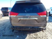 ✅ 2011 Toyota Sienna XLE • VIN: 5TDDK3DC8BS009739 • Лот: 41638710. Опубликован ранее на IAAI с пробегом 235 396 миль. Бесплатный доступ к архиву аукционных продаж из США и подробный отчёт об истории автомобиля на DreamBid. Изображение 16.