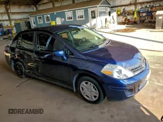 ✅ 2011 Nissan Versa S • VIN: 3N1BC1AP1BL447902 • Lot: 93680145. Wystawiony na Copart z przebiegiem 115 234 mil. Bezpłatny archiwum sprzedaży aukcyjnych z USA i szczegółowy raport historii pojazdu na DreamBid. Zdjęcie 4.