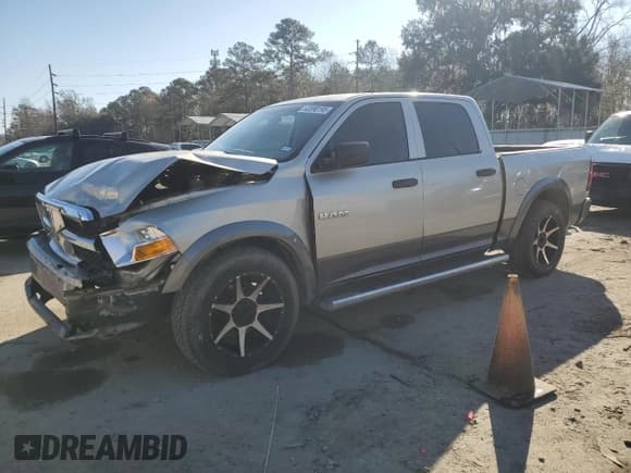 ✅ 2009 Dodge 1500 SLT • VIN: 1D3HB13P99J527156 • Lot: 43590195. Wystawiony na Copart z przebiegiem 283 004 mil. Bezpłatny archiwum sprzedaży aukcyjnych z USA i szczegółowy raport historii pojazdu na DreamBid. Zdjęcie 1.