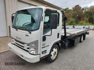 ✅ 2020 Isuzu NQR IBT • VIN: JALE5W163L7304480 • Lot: 76360554. Wystawiony na Copart z przebiegiem 132 628 mil. Bezpłatny archiwum sprzedaży aukcyjnych z USA i szczegółowy raport historii pojazdu na DreamBid. Zdjęcie 2.