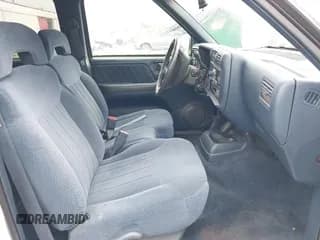 ✅ 1997 Chevrolet Blazer LS • VIN: 1GNDT13W6VK189352 • Lot: 40867780. Wystawiony na IAAI z przebiegiem 170 552 mil. Bezpłatny archiwum sprzedaży aukcyjnych z USA i szczegółowy raport historii pojazdu na DreamBid. Zdjęcie 5.