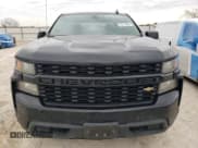 ✅ 2020 Chevrolet Silverado 1500 Custom • VIN: 1GCRWBEK7LZ371409 • Lot: 45115505. Wystawiony na Copart z przebiegiem 62 153 mil. Bezpłatny archiwum sprzedaży aukcyjnych z USA i szczegółowy raport historii pojazdu na DreamBid. Zdjęcie 5.