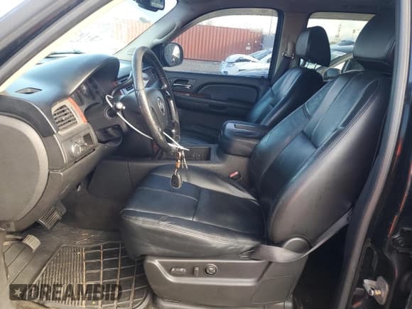 ✅ 2008 Chevrolet Suburban LTZ • VIN: 3GNFC16J38G224465 • Lot: 77314374. Wystawiony na Copart z przebiegiem 278 958 mil. Bezpłatny archiwum sprzedaży aukcyjnych z USA i szczegółowy raport historii pojazdu na DreamBid. Zdjęcie 7.