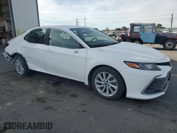 2021 Toyota Camry LE z VIN 4T1C11BK9MU044104, wystawiony jako Copart lot #82030915 z przebiegiem 51 409 mil mil oraz Szkoda całkowita • Salvage title. Historia ofert i sprzedaży dostępna na DreamBid. Obrazek 4.
