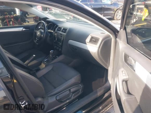 ✅ 2018 Volkswagen Jetta SEL • VIN: 3VWL17AJ0JM214427 • Lot: 42340498. Listed on IAAI with 63,940 mi. Free auction sales archive from the USA and detailed vehicle history report at DreamBid. Image 5.