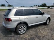 ✅ 2010 Volkswagen Touareg V6 • VIN: WVGFK7A95AD002181 • Lot: 70888725. Wystawiony na Copart z przebiegiem 135 622 mil. Bezpłatny archiwum sprzedaży aukcyjnych z USA i szczegółowy raport historii pojazdu na DreamBid. Zdjęcie 3.