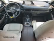 ✅ 2023 Mazda CX-30 Premium • VIN: 3MVDMBDY2PM503035 • Lot: 80368565. Wystawiony na Copart z przebiegiem 51 174 mil. Bezpłatny archiwum sprzedaży aukcyjnych z USA i szczegółowy raport historii pojazdu na DreamBid. Zdjęcie 8.