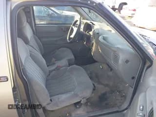 ✅ 1998 Chevrolet Blazer • VIN: 1GNDT13W7WK179219 • Lot: 41173648. Wystawiony na IAAI z przebiegiem 247 164 mil. Bezpłatny archiwum sprzedaży aukcyjnych z USA i szczegółowy raport historii pojazdu na DreamBid. Zdjęcie 5.