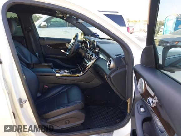 ✅ 2017 Mercedes-Benz GLC 300 • VIN: WDC0G4JBXHF164068 • Lot: 43388488. Listed on IAAI with 187,186 mi. Free auction sales archive from the USA and detailed vehicle history report at DreamBid. Image 5.