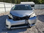 ✅ 2013 Toyota Sienna LE • VIN: 5TDKK3DC6DS360272 • Лот: 85086495. Опубликован ранее на Copart с пробегом 150 190 миль. Бесплатный доступ к архиву аукционных продаж из США и подробный отчёт об истории автомобиля на DreamBid. Изображение 5.