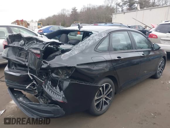 ✅ 2024 Volkswagen Jetta Sport • VIN: 3VWBM7BU9RM027744 • Lot: 41688894. Wystawiony na IAAI z przebiegiem 32 834 mil. Bezpłatny archiwum sprzedaży aukcyjnych z USA i szczegółowy raport historii pojazdu na DreamBid. Zdjęcie 4.