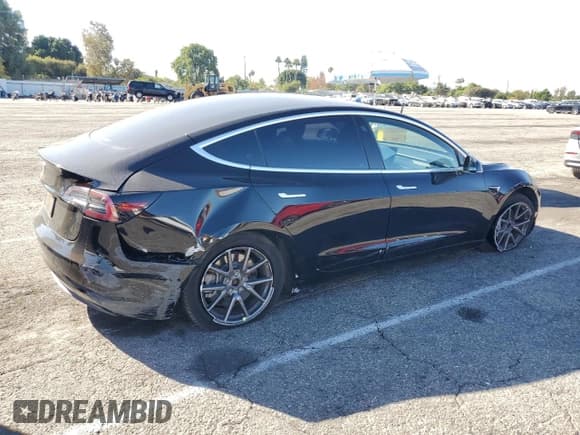 ✅ 2019 Tesla Model 3 Mid Range • VIN: 5YJ3E1EA3KF331097 • Lot: 90698445. Wystawiony na Copart z przebiegiem 211 381 mil. Bezpłatny archiwum sprzedaży aukcyjnych z USA i szczegółowy raport historii pojazdu na DreamBid. Zdjęcie 3.