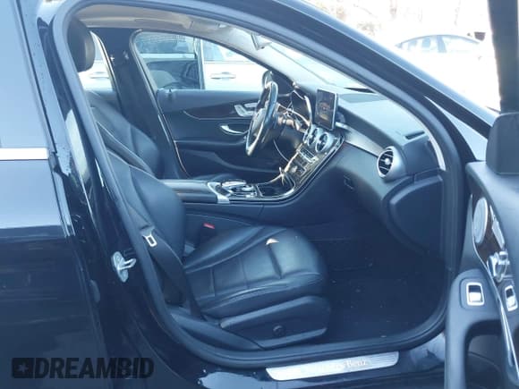 ✅ 2017 Mercedes-Benz C 300 • VIN: 55SWF4KB5HU221846 • Lot: 43765894. Wystawiony na IAAI z przebiegiem 99 367 mil. Bezpłatny archiwum sprzedaży aukcyjnych z USA i szczegółowy raport historii pojazdu na DreamBid. Zdjęcie 5.