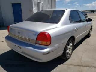 2001 Hyundai Sonata GLS с VIN KMHWF35V81A392523, выставлен на аукционе Copart как лот 74584334 с пробегом 174 597 миль миль и Списание • Salvage title. История ставок и продаж доступна на DreamBid. Изображение 3.