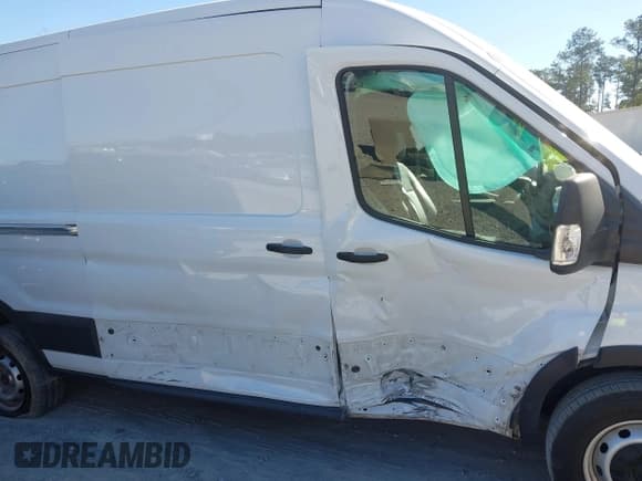 ✅ 2023 Ford Transit Cargo • VIN: 1FTBR1C85PKB69211 • Lot: 43420527. Wystawiony na IAAI z przebiegiem 46 834 mil. Bezpłatny archiwum sprzedaży aukcyjnych z USA i szczegółowy raport historii pojazdu na DreamBid. Zdjęcie 6.