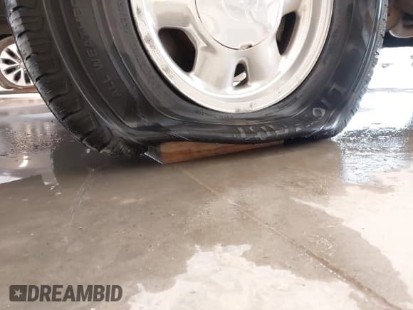 ✅ 2003 GMC Sierra 1500 SLT • VIN: 2GTEK19T531227955 • Lot: 43667157. Listed on IAAI with 320,993 mi. Free auction sales archive from the USA and detailed vehicle history report at DreamBid. Image 18.