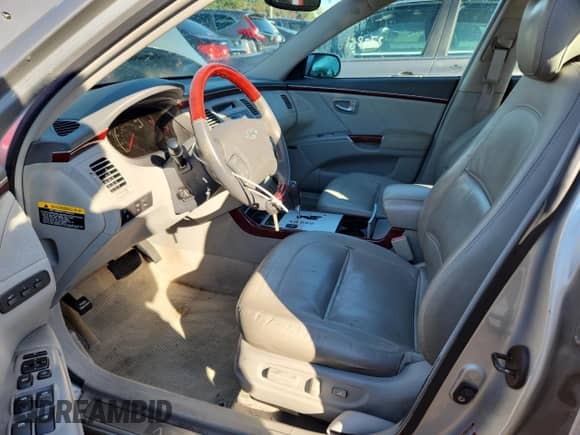 2006 Hyundai Azera SE with VIN KMHFC46F76A105492, listed as a Copart auction lot 84811085 with 221,526 mi miles and Salvage title. Bid and sale history available at DreamBid. Image 7.