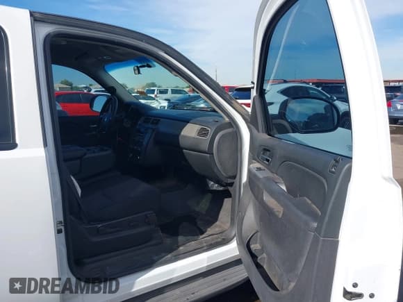 ✅ 2014 Chevrolet Tahoe Commercial • VIN: 1GNLC2E06ER162167 • Lot: 43810264. Wystawiony na IAAI z przebiegiem 177 870 mil. Bezpłatny archiwum sprzedaży aukcyjnych z USA i szczegółowy raport historii pojazdu na DreamBid. Zdjęcie 5.