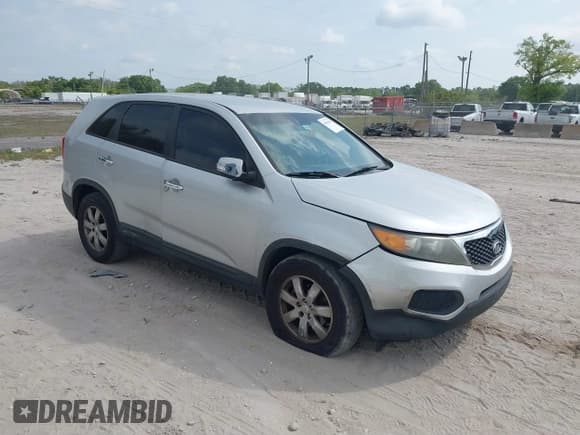 ✅ 2011 Kia Sorento LX • VIN: 5XYKT3A10BG186693 • Lot: 43168944. Wystawiony na IAAI z przebiegiem 293 418 mil. Bezpłatny archiwum sprzedaży aukcyjnych z USA i szczegółowy raport historii pojazdu na DreamBid. Zdjęcie 1.