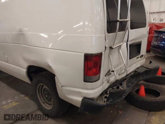 ✅ 2011 Ford Econoline Cargo Commercial • VIN: 1FTNE1EW5BDB01167 • Лот: 41226859. Опубликован ранее на IAAI с пробегом 248 606 миль. Бесплатный доступ к архиву аукционных продаж из США и подробный отчёт об истории автомобиля на DreamBid. Изображение 17.