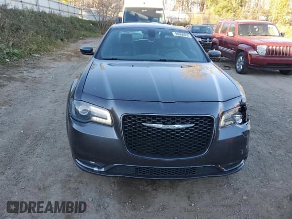 ✅ 2017 Chrysler 300 S • VIN: 2C3CCAGGXHH553263 • Lot: 90668805. Wystawiony na Copart z przebiegiem 93 985 mil. Bezpłatny archiwum sprzedaży aukcyjnych z USA i szczegółowy raport historii pojazdu na DreamBid. Zdjęcie 5.