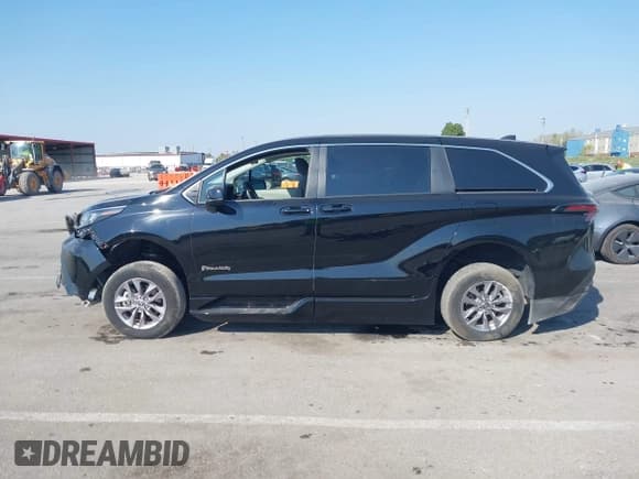 ✅ 2024 Toyota Sienna LE • VIN: 5TDKRKEC6RS206107 • Lot: 43438626. Listed on IAAI with 10,377 mi. Free auction sales archive from the USA and detailed vehicle history report at DreamBid. Image 15.