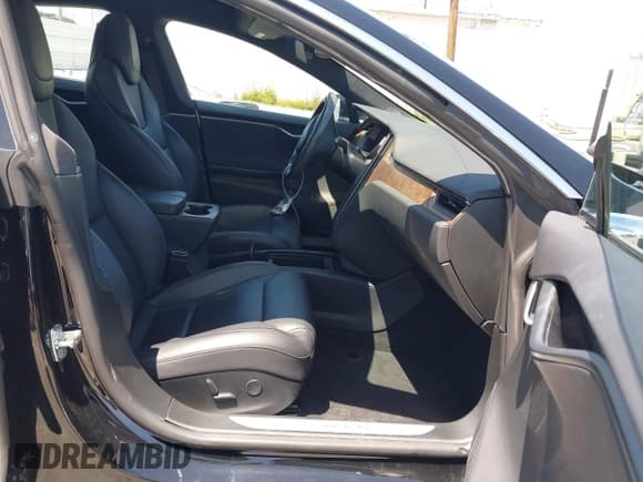 ✅ 2019 Tesla Model S 75D • VIN: 5YJSA1E22KF304098 • Lot: 42293794. Listed on IAAI with 49,545 mi. Free auction sales archive from the USA and detailed vehicle history report at DreamBid. Image 5.