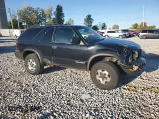 2000 Chevrolet Blazer LS z VIN 1GNCT18WXYK265020, wystawiony jako Copart lot #72423834 z przebiegiem 139 365 mil mil oraz Czysty tytuł • Clean title. Historia ofert i sprzedaży dostępna na DreamBid. Obrazek 4.