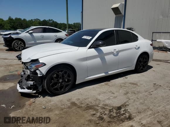 ✅ 2021 Alfa Romeo Giulia • VIN: ZARFAMAN8M7639772 • Lot: 52700185. Listed on Copart with 36,240 mi. Free auction sales archive from the USA and detailed vehicle history report at DreamBid. Image 1.