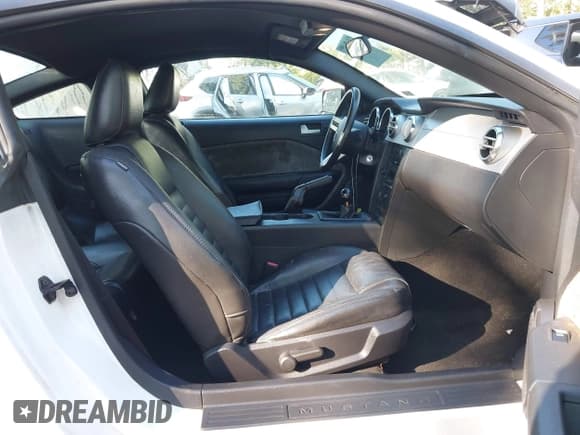 ✅ 2005 Ford Mustang GT Deluxe • VIN: 1ZVFT82HX55123301 • Lot: 43391120. Wystawiony na IAAI z przebiegiem 140 844 mil. Bezpłatny archiwum sprzedaży aukcyjnych z USA i szczegółowy raport historii pojazdu na DreamBid. Zdjęcie 5.