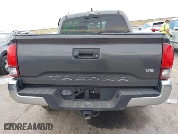 ✅ 2020 Toyota Tacoma SR5 • VIN: 3TMAZ5CN9LM140418 • Lot: 43476369. Listed on IAAI with 75,517 mi. Free auction sales archive from the USA and detailed vehicle history report at DreamBid. Image 16.