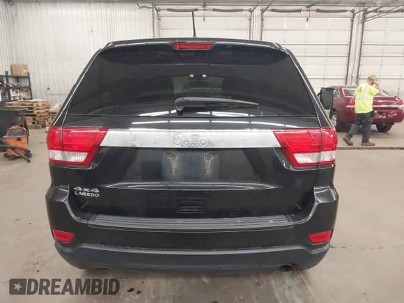 2011 Jeep Grand Cherokee Laredo z VIN 1J4RR4GGXBC687619, wystawiony jako IAAI lot #42425033 z przebiegiem 157 036 mil mil oraz . Historia ofert i sprzedaży dostępna na DreamBid. Obrazek 17.