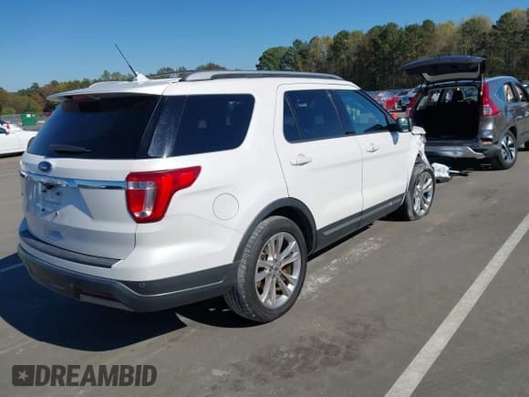 ✅ 2019 Ford Explorer XLT • VIN: 1FM5K7D84KGA68090 • Lot: 43597521. Wystawiony na IAAI z przebiegiem 96 109 mil. Bezpłatny archiwum sprzedaży aukcyjnych z USA i szczegółowy raport historii pojazdu na DreamBid. Zdjęcie 4.