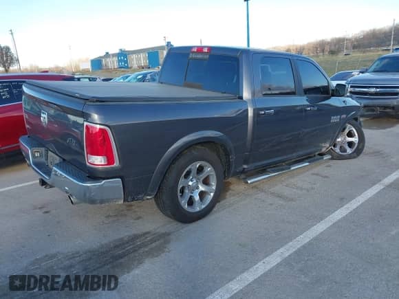 2017 Ram 1500 Laramie z VIN 1C6RR6NT5HS752125, wystawiony jako IAAI lot #41072237 z przebiegiem 75 147 mil mil oraz . Historia ofert i sprzedaży dostępna na DreamBid. Obrazek 4.