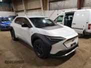 ✅ 2023 Subaru Solterra Premium • VIN: JTMABABA4PA024476 • Lot: 77164104. Wystawiony na Copart z przebiegiem 4 306 mil. Bezpłatny archiwum sprzedaży aukcyjnych z USA i szczegółowy raport historii pojazdu na DreamBid. Zdjęcie 4.