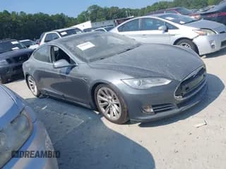 ✅ 2013 Tesla Model S Performance • VIN: 5YJSA1DPXDFP06497 • Lot: 43005300. Wystawiony na IAAI z przebiegiem 33 940 mil. Bezpłatny archiwum sprzedaży aukcyjnych z USA i szczegółowy raport historii pojazdu na DreamBid. Zdjęcie 1.