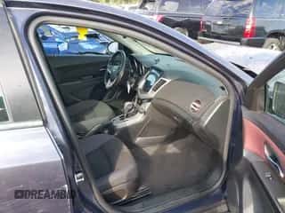 2013 Chevrolet Cruze 1LT z VIN 1G1PC5SB1D7232128, wystawiony jako IAAI lot #40415492 z przebiegiem 159 418 mil mil oraz . Historia ofert i sprzedaży dostępna na DreamBid. Obrazek 5.