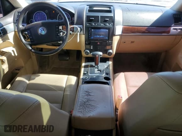 ✅ 2005 Volkswagen Touareg • VIN: WVGBG77L25D010568 • Lot: 57268755. Wystawiony na Copart z przebiegiem 229 928 mil. Bezpłatny archiwum sprzedaży aukcyjnych z USA i szczegółowy raport historii pojazdu na DreamBid. Zdjęcie 8.