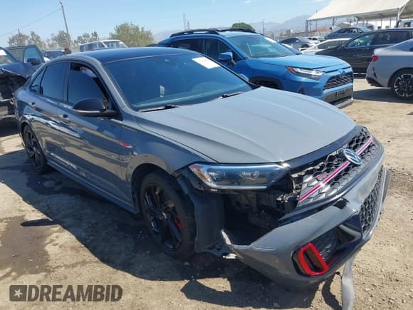 ✅ 2023 Volkswagen Jetta Autobahn • VIN: 3VW2T7BU2PM008470 • Lot: 43145452. Wystawiony na IAAI z przebiegiem 53 129 mil. Bezpłatny archiwum sprzedaży aukcyjnych z USA i szczegółowy raport historii pojazdu na DreamBid. Zdjęcie 1.