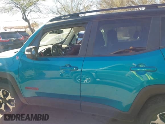 ✅ 2021 Jeep Renegade Trailhawk • VIN: ZACNJDC17MPN23592 • Lot: 41140001. Listed on IAAI with 19,224 mi. Free auction sales archive from the USA and detailed vehicle history report at DreamBid. Image 14.