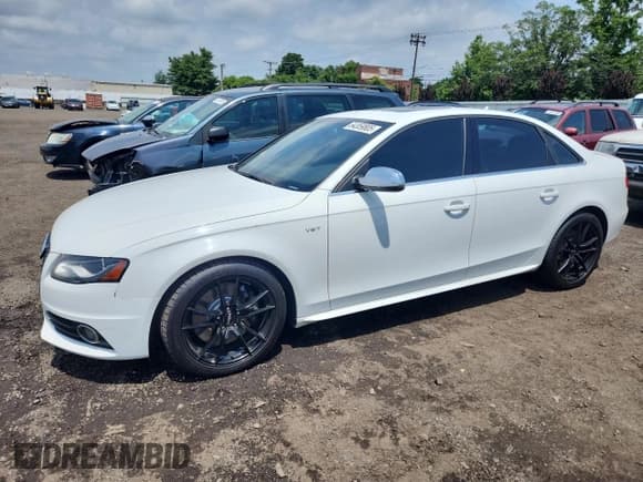 ✅ 2012 Audi S4 Premium Plus • VIN: WAUBGAFL4CA028438 • Lot: 64359805. Wystawiony na Copart z przebiegiem 137 999 mil. Bezpłatny archiwum sprzedaży aukcyjnych z USA i szczegółowy raport historii pojazdu na DreamBid. Zdjęcie 1.
